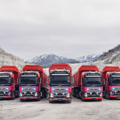 Lastbilarna används för att transportera kalksten mellan gruvan och krossen på en fem kilometer lång sträcka som inkluderar både tunnlar och öppna ytor. Foto: Volvo