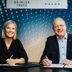 Karin Rådström, vd för Daimler Truck och Martin Lundstedt, vd och koncernchef för Volvokoncernen. Foto: Volvo