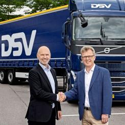 Till vänster Søren Schmidt, vd DSV Road, till höger Roger Alm, vd Volvo Lastvagnar. Foto: Volvo