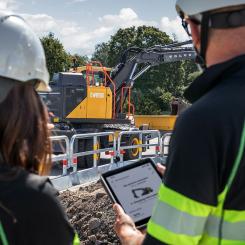 Provkörning av Volvos nya grävmaskinsserie Volvo EWR150 Electric. Foto: Swecon