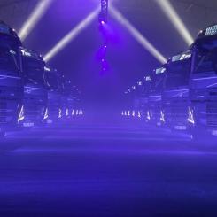 De tjugo elektriska volvolastbilarna lämnades över vid ett välbesökt event nära göteborgs hamn. Foto: VOLVO