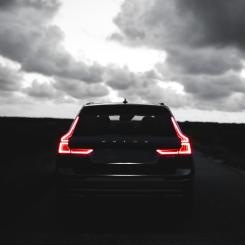 Mörka moln över Volvo Cars i Europa – men ljusglimtar i öst och väst. Foto: Luca Massimilian/Unsplash