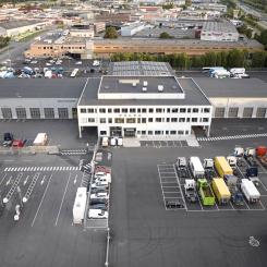 Den nya anläggningen består av en kontorsbyggnad och ett lager, sammanlänkade med tre hallbyggnader som rymmer bland annat en fullskalig däckverkstad, skadeverkstad och en uppgraderad laddstation för elektrifierade fordon. Foto: Peab