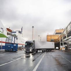 Tjänsten är tänkt att säkerställa att fordonet håller låg hastighet. Till exempel i en hamn. Foto: Volvo