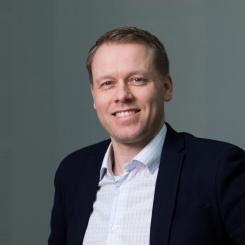 - Kombinerade transporter är en lösning för att öka konkurrenskraften och marknadsandelen för miljövänlig järnvägstrafik i Finland. Vår vision är att skapa ett brett intermodalt nätverk mellan flera städer och på längre sikt även hitta lösningar som gör det möjligt för finländska produkter att nå centrala Europa med tåg, Eljas Koistinen, chef för VR Transpoint.