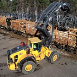 Verksamheten omfattar bland annat omlastning mellan lastbil och järnväg, maskinuthyrning samt drift av terminalytor för lagring av skrymmande material. Foto: Svensk FöretagsFörmedling