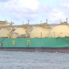 Tankbåt, LNG Rivers, specialbyggd för att transportera LNG, flytande naturgas över världshaven. Fartyget här på bilden har en kapacitet av 135 000 kubikmeter gas. Nu håller Kina på att ta kontroll över LNG-marknaden i ett läge när konkurrensen om den flytande gasen hårdnar alltmer på världsmarknaden.
Foto Wikimedia Commons