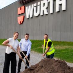 Åsa Sterling, VD Würth Svenska AB, Peter Lindström, logistikchef och Robert Davidsson, Avdelningschef HMB Construction tar första spadtaget för utbyggnaden. Foto: Würth