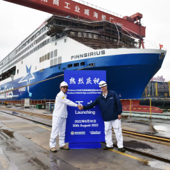 M/S Finnsirius, Finnlines första Superstar RoPax-färja har sjösatts i Kina. Högste chefen för China Merchants Jinling Shipyard Frank Zhang och Finnlines platschef Esa Tikkanen. Foto: Finnlines Plc.