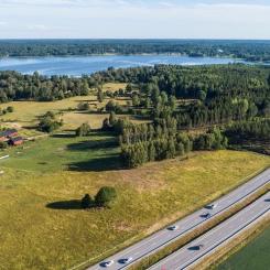 Regeringen förstslår drivmedelskompensation med 1000 kronor till alla privata bilägare och med ytterligare 500 kronor per bil till dem som bor i  glesbygd. Foto: Drivkraft Sverige