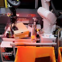 Systemet använder datorseende för att identifiera produkter och anpassa grepp i realtid. Robotarna är även utrustade med gripdon som håller kartongen stabil under hantering. Foto: Zalando
