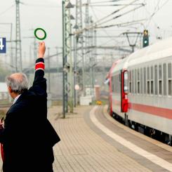 Lokföraren för en av Deutsche Bahns InterCity-tåg erhåller avgångssignalen vid Saalfeld (Saale) station. Foto: Wikipedia Common,Kredit: indigenous